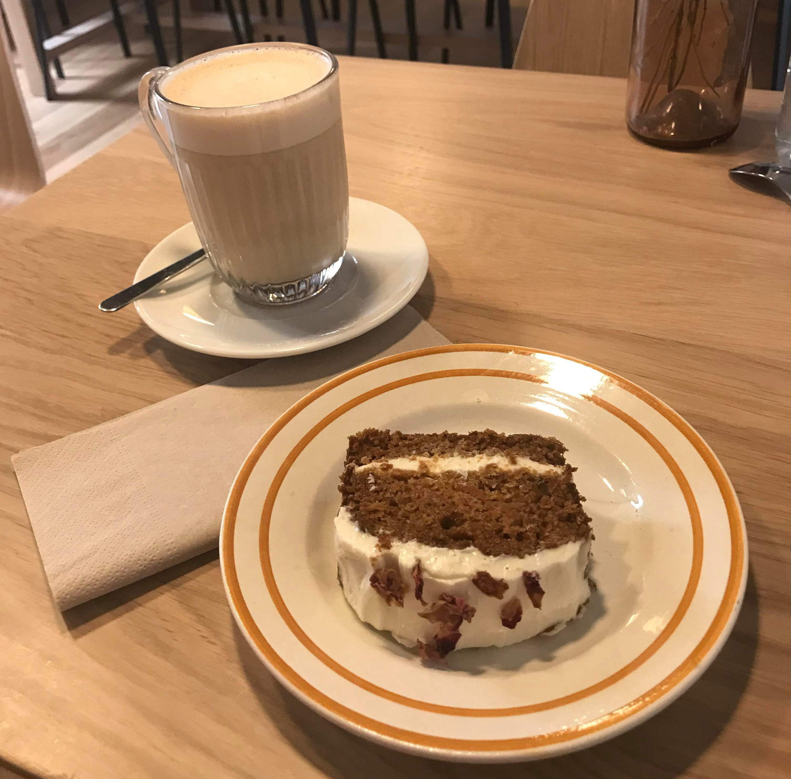 photo d'une part de carrot cake dans un cadre cosy