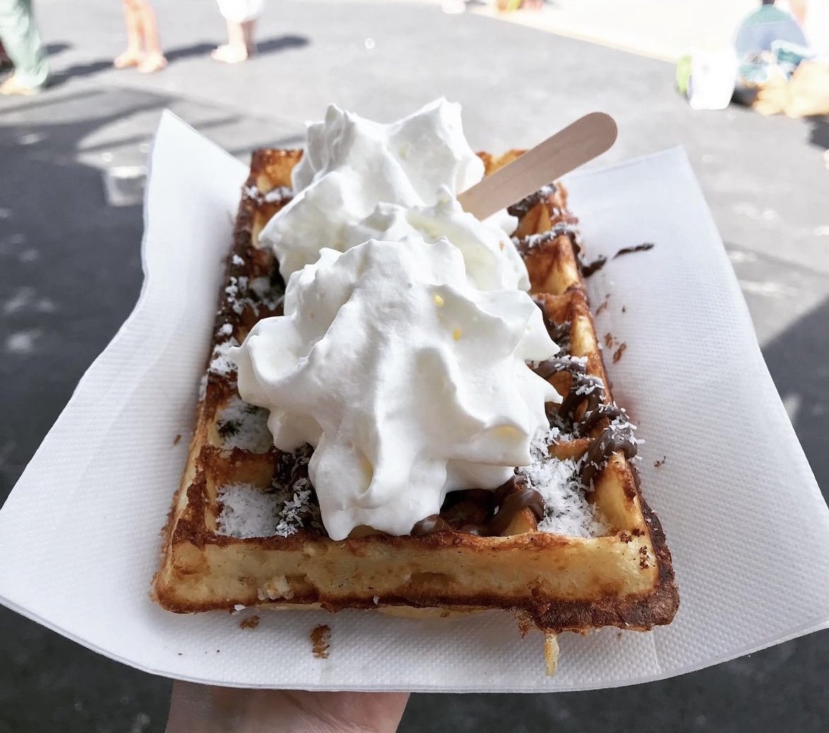 photo d'une gaufre au nutella et à la chantilly