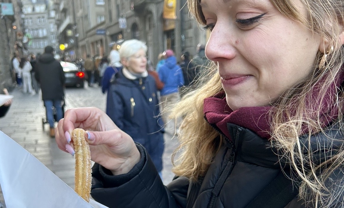 photo de moi mangeant un churros dans une rue pavé de Saint-Malo