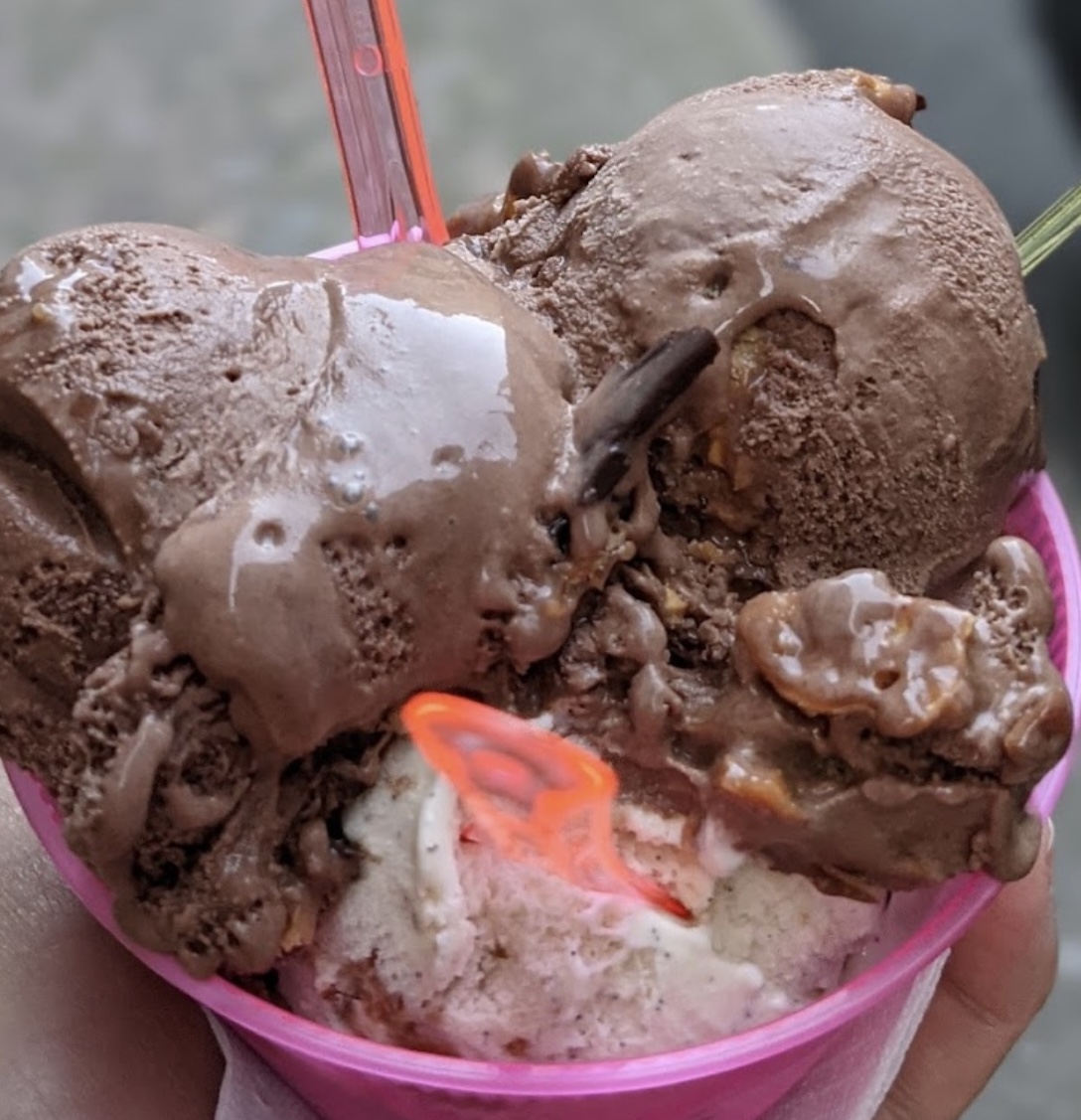 photo d'un pot de glace vanille et chocolat