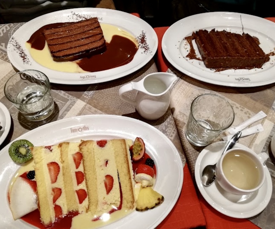 photo d'énormes parts de gâteaux